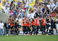 Jogadores comemoram gol de Andrezinho