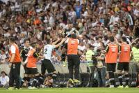 Jogadores comemoram gol de Jhon Cley