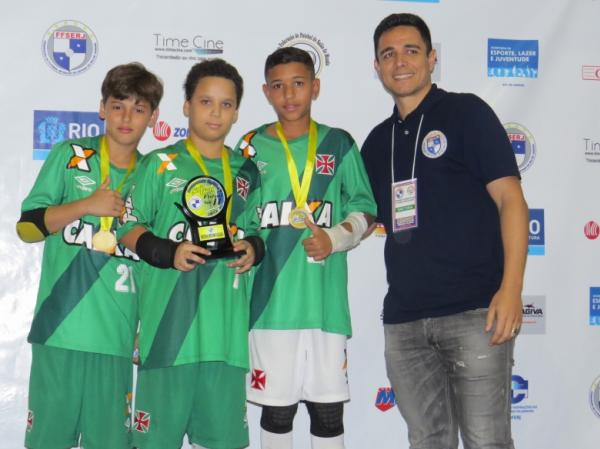 Goleiros recebendo prmio de melhor defesa do campeonato