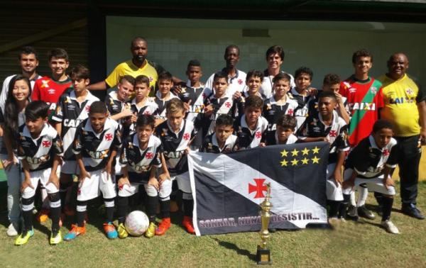 Gerao 2003 posa com o trofu aps a conquista do ttulo