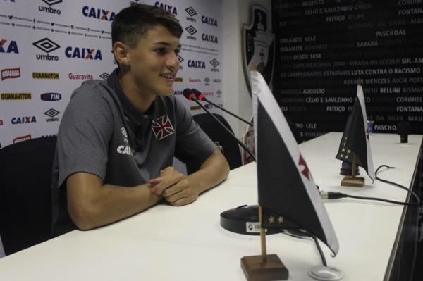 Mateus Vital na sala de imprensa de So Janurio