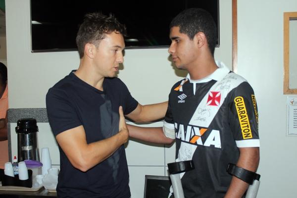 Jogador bateu um papo longo com Mateus durante a festa