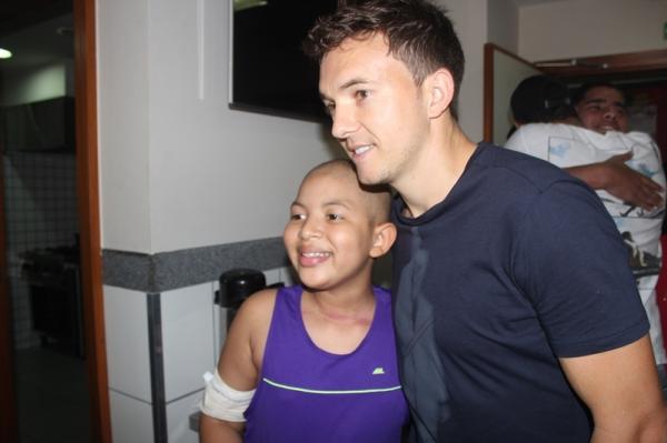 Dagoberto foi tietado pelas crianas e funcionrios da Casa Ronaldo McDonald