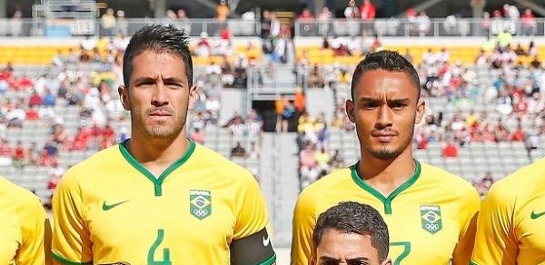 Luan (esquerda) e Eurico (direita) defendem Seleo contra o Uruguai na semifinal do Pan