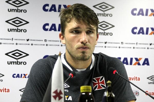 Zagueiro conversou com os jornalistas aps o treinamento deste sbado