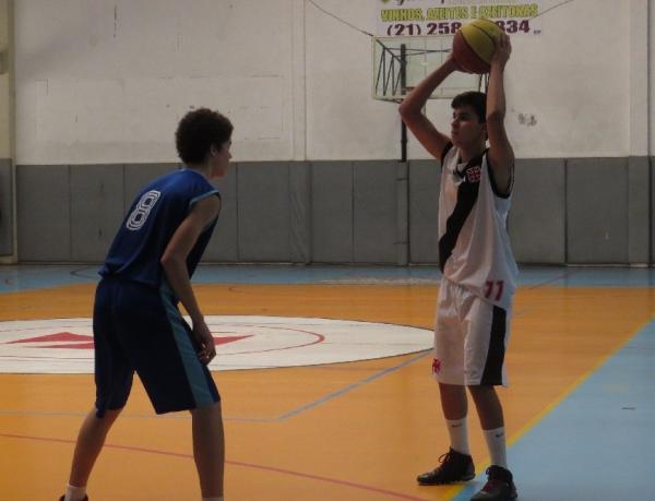 Com placar elstico, sub-15 tambm derrotou o Municipal