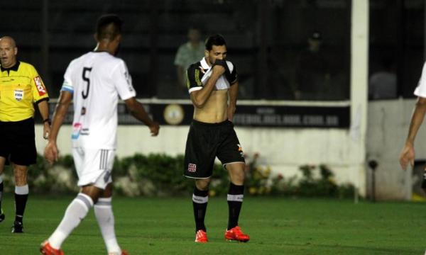 Gilberto lamenta pnalti perdido contra a Ponte Preta, em junho