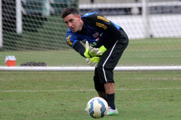 Martn Silva no treino desta segunda: goleiro recebeu o apoio dos companheiros