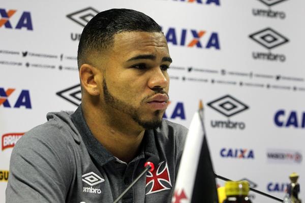 Jhon Cley conversou com os jornalistas aps o treino desta tarde