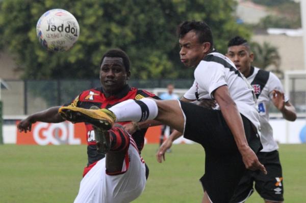 Mrcio disputa bola com o rubro-negro Caf