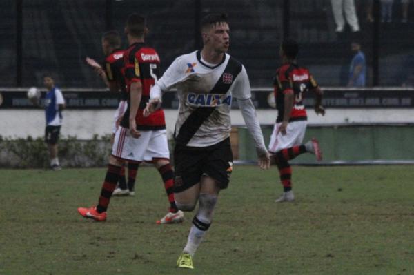 Atacante Renato Kayser comemorando o seu gol no clssico