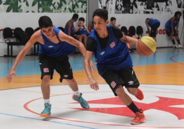 Thiago (com a bola) atua pelas categorias sub-14 e sub-15