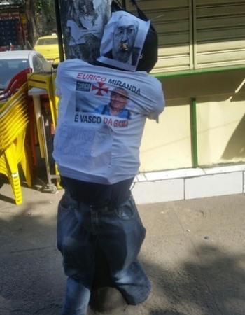 Boneco simbolizando Eurico Miranda, presidente do Vasco, acabou queimado ao fim do protesto