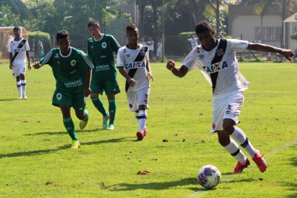 Mateus Lus em boa arrancada pelo flanco esquerdo no segundo tempo
