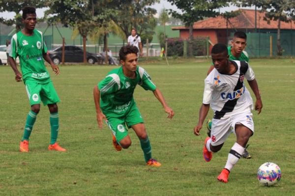 Robinho encara marcao dos jogadores do Boavista