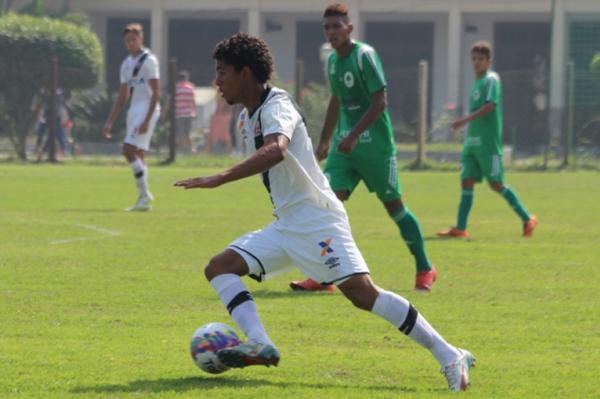 Douglas Luiz (foto) deixou Alan Cardoso na cara do gol no 1 tempo
