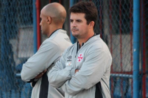 Auxiliar Bruno Almada comandou o sub-15 neste sbado