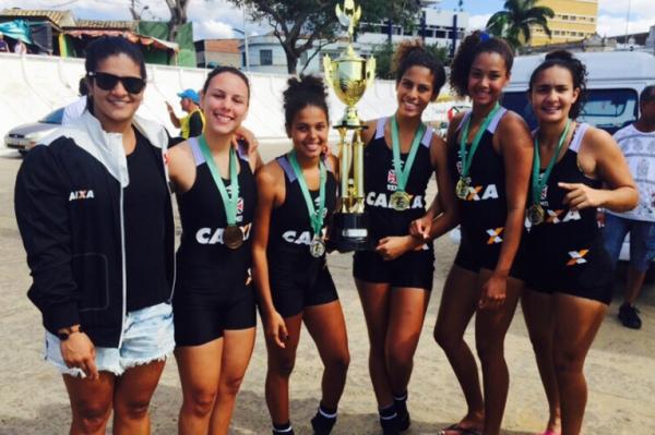 Remadoras vascanas posam com a treinadora Natasha Carvalho