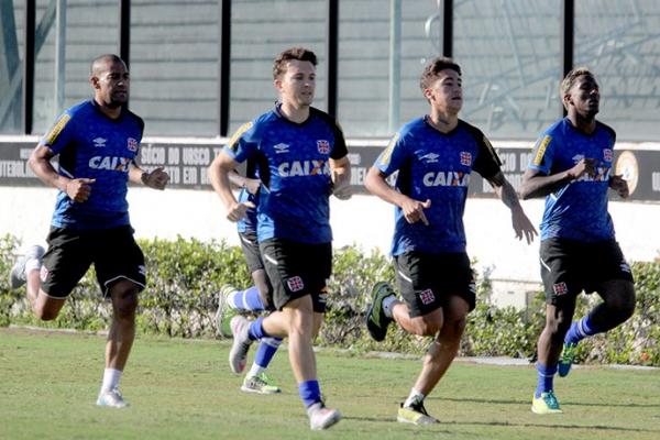 Thalles, de visual novo, corre ao lado de Dagoberto, Romarinho e Rodrigo