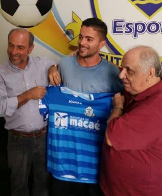 Joacir Thomaz (presidente do Gonalense), Sabo e Mirinho (presidente do Maca) posam para a foto