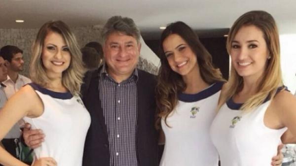 Adriana,  esquerda, posa para foto com Cleber Machado e as outras companheiras