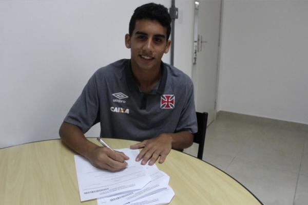 Linnick assinando o primeiro contrato profissional