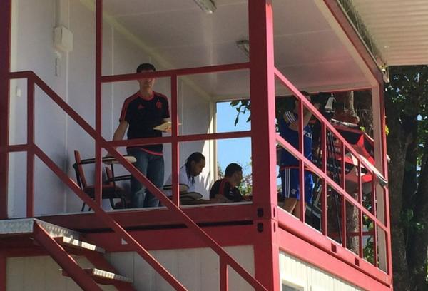 Everton Costa acompanha jogo-treino junto de analistas de desempenho