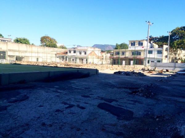 Nova entrada de visitantes j foi finalizada e local apresenta entulhos. Mquinas devem iniciar o nivelamento do terreno a partir da prxima quinta-feira