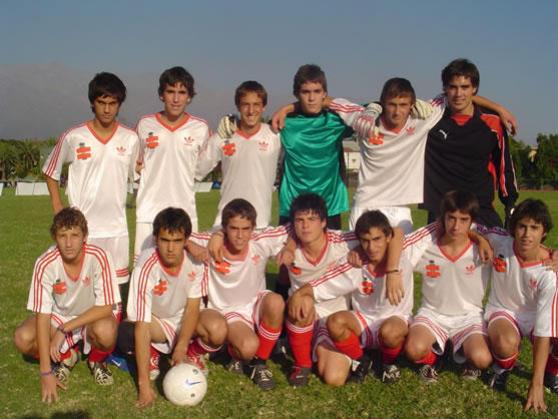 Seymour, o primeiro agachado  esquerda, com o time do seu colgio no reality show chileno Adidas Selection Team