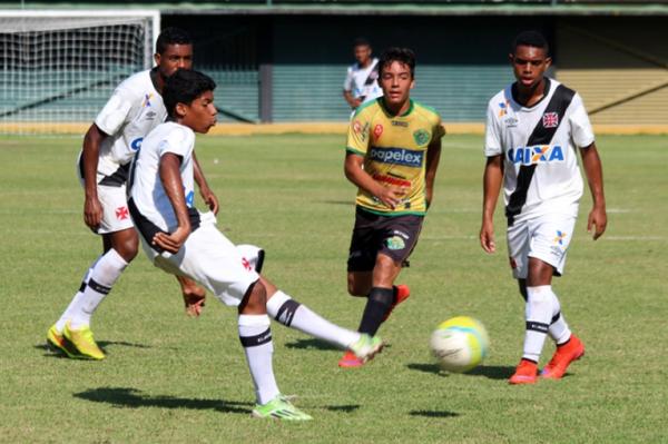 Jo�o Laranjeira cobrou falta com perfei��o na etapa inicial