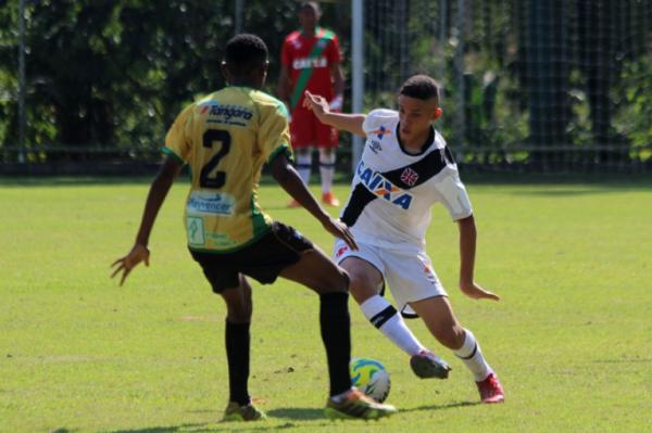 Ap�s grande jogada individual, Paulinho deu assist�ncia para o �ltimo gol