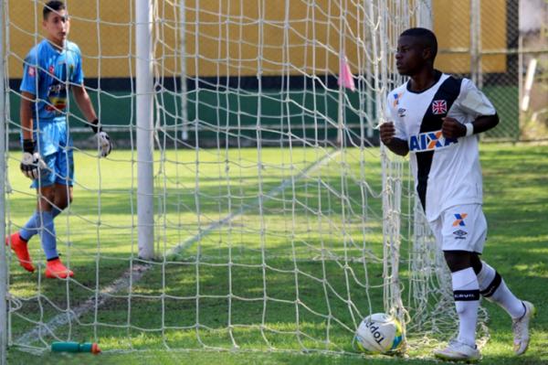 Robinho comemora gol marcado em Los Larios