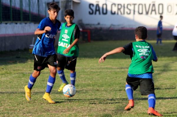 Vicente encara marcao durante treino no So Cristvo