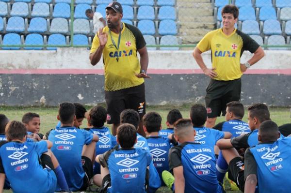 Treinador Vincius Almeida e Auxiliar Srgio Leiros conversam com o elenco