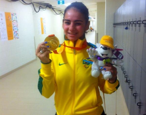 Camille Rodrigues exibe medalha de ouro com orgulho