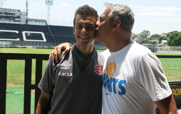 Bruno Cosendey e o pai Alexandre em So Janurio: possvel emprstimo para o futebol portugus