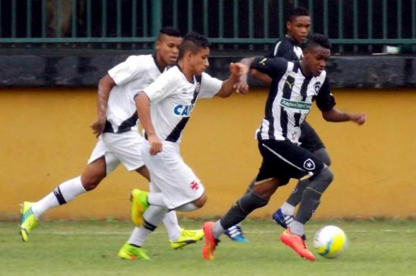 Joo Bernardo e Walner disputam bola com botafoguense