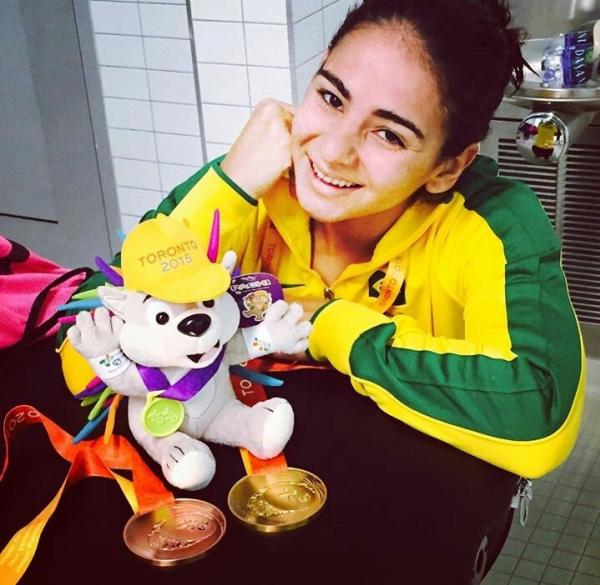 Camille Rodrigues com suas duas medalhas j conquistadas no Parapan: Uma de ouro e outra de bronze