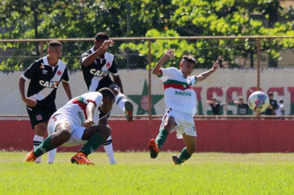 Matheus Saturnino marcou o terceiro com um chutao de canhota