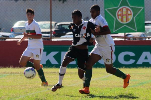 Victor Csar encarando a marcao de dois defensores rivais