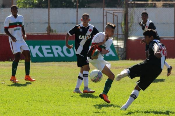 Joo Laranjeira arriscando chute no primeiro tempo