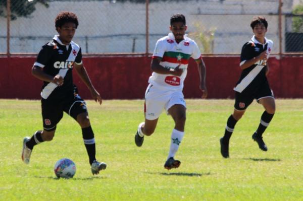 Douglas Luiz teve uma boa atua��o contra a Portuguesa