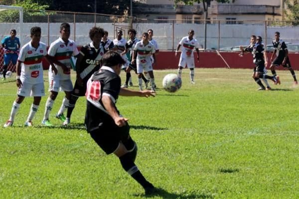 Eduardo cobra falta que resultou no segundo gol