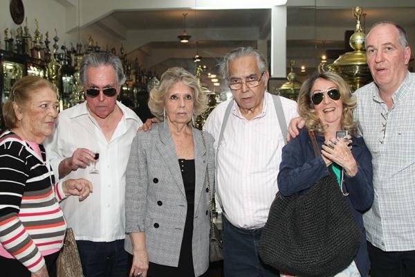 Ao lado de sua famlia, amigos e o presidente Eurico Miranda, Tereza de Jesus Morais Barroco (meio) foi uma das scias que receberam homenagem