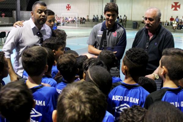 Acompanhado do diretor Marcos Geovane (esq) e do vice-presidente Jos Mouro (dir), Mateus Vital recebe o carinho dos pequenos atletas vascanos na quadras anexas de So Janurio