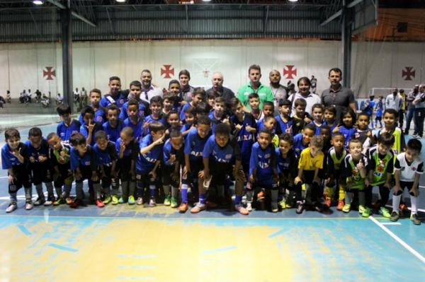 Visita de Mateus Vital movimentou o dia de treinamento nas quadras de futsal