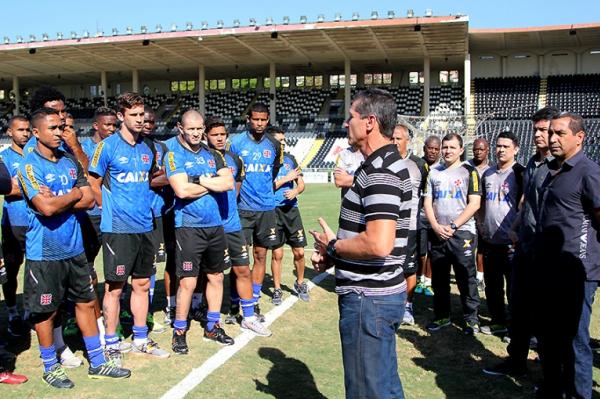 Observado pela comisso tcnica, Jorginho conversa com o elenco