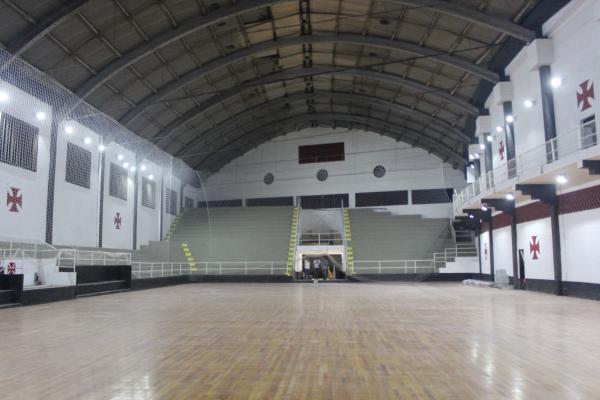 Os novos refletores acesos durante a noite