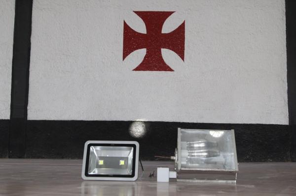  esquerda, o novo refletor de Led e ao lado, o antigo equipamento que consumia muita energia 