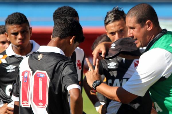 Mario Jorge conversa com atletas na Ilha do Governador